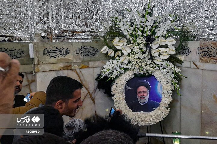 حضور زائران حرم رضوی در کنار مزار شهید رئیسی