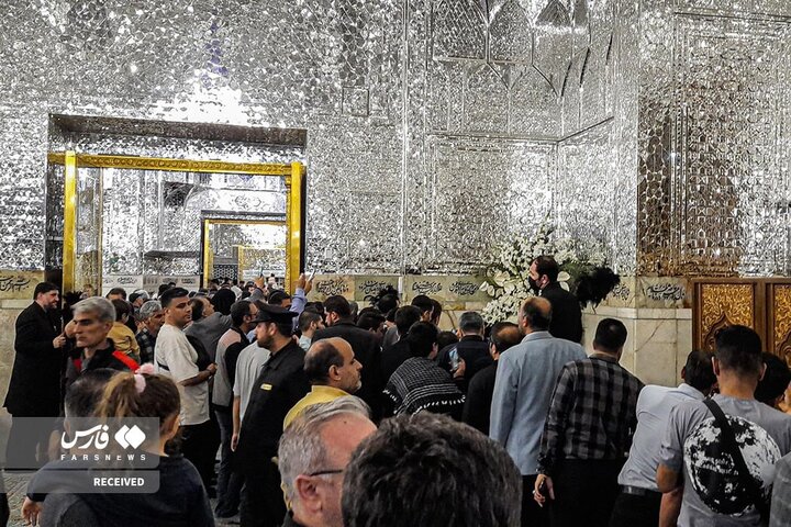 حضور زائران حرم رضوی در کنار مزار شهید رئیسی