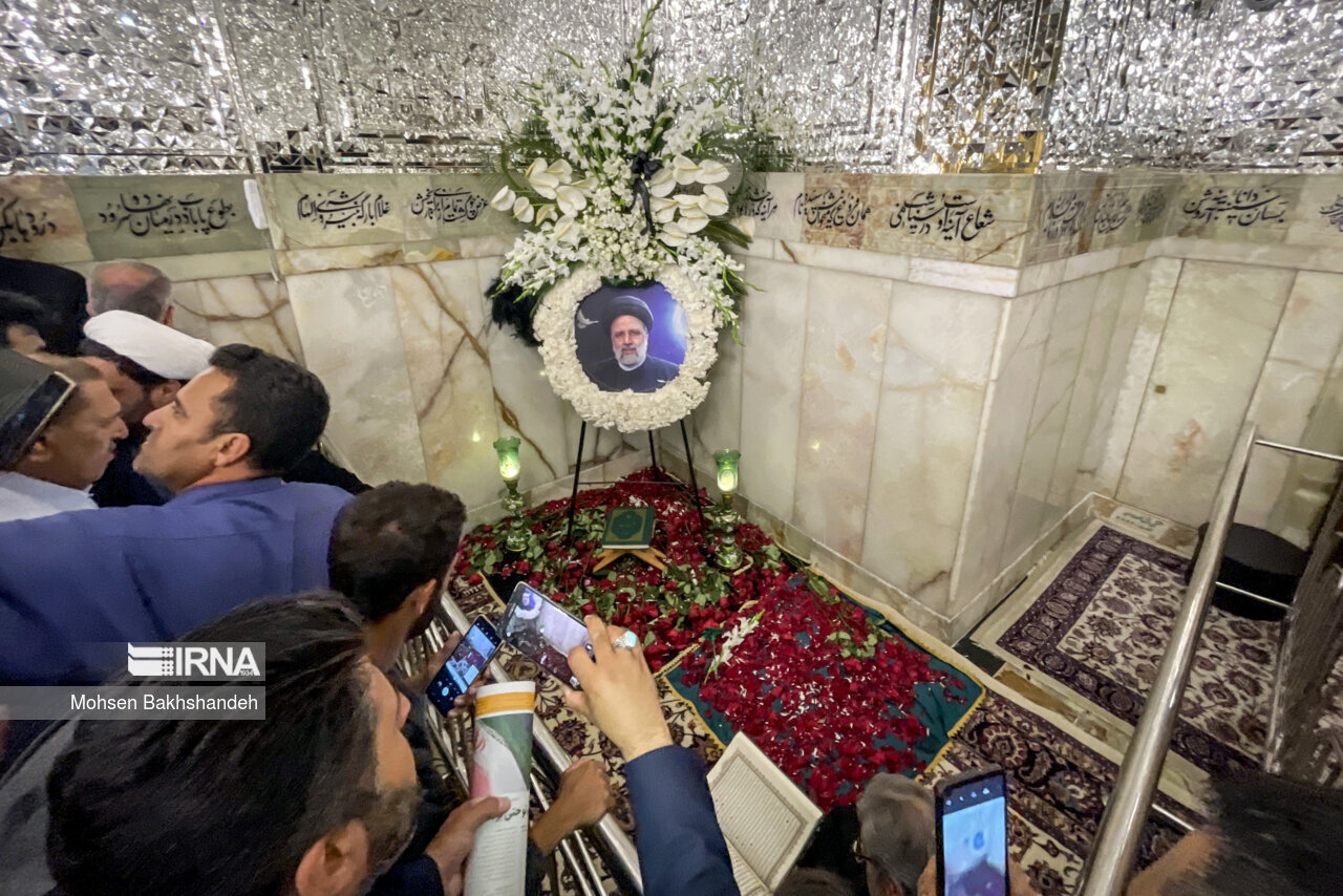 تصاویری از تجمع مردم در اطراف مزار سید ابراهیم رئیسی