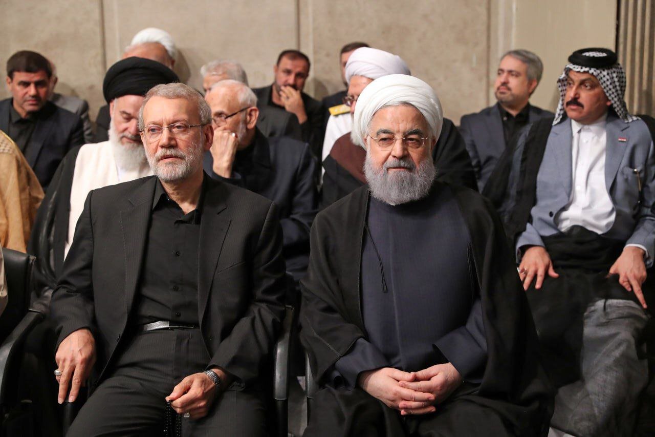 عکسی از هم‌نشینی حسن روحانی و علی لاریجانی در مراسم بزرگداشت رئیسی در محضر رهبری