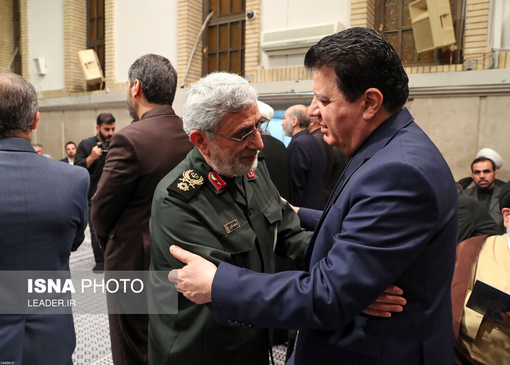 عکس | یواشکی حرف زدن حسن شریعتمداری پشت سر حسن روحانی و علی لاریجانی در مراسم بزرگداشت شهدای خدمت