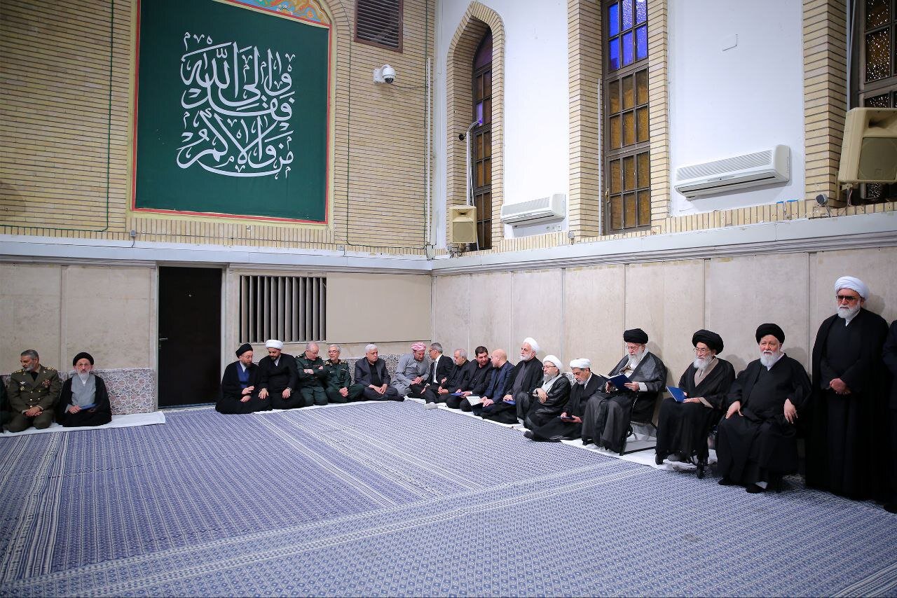 عکسی از علم الهدی و پدر آیتالله آل هاشم در مراسم بزرگداشت شهدای خدمت در محضر رهبری 2