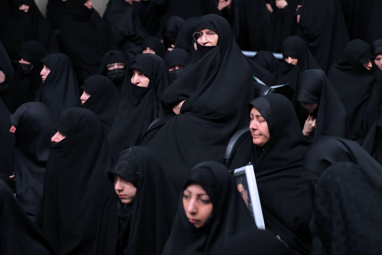 تصویری از دختر امام (ره) در مراسم بزرگداشت رئیسی و همراهانش با حضور رهبری