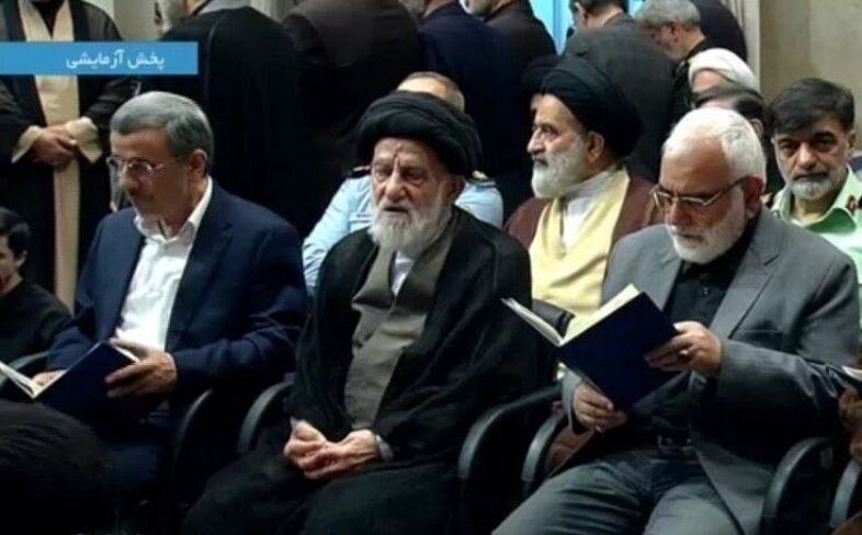 عکسی از محمود احمدی نژاد در مراسم بزرگداشت بیت رهبری برای رئیس جمهور شهید و همراهانش