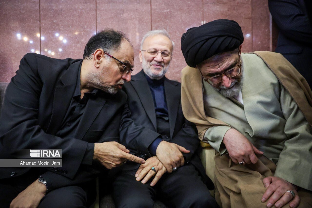 عکس | تصویری متفاوت از وحید حقانیان در کنار وزیر اطلاعات در یک مراسم