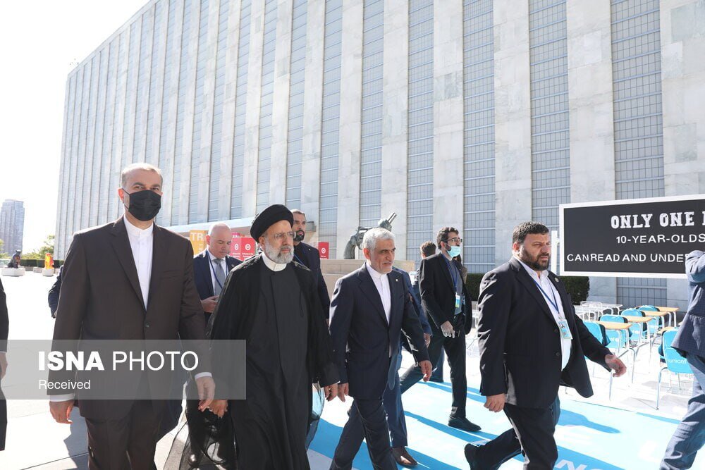 عکس | پیاده روی ابراهیم رئیسی و سرتیم حفاظت از او در نیویورک در سال ۱۴۰۱