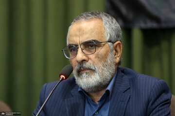 توضیح محمدعلی انصاری درباره عدم حضور سیدحسن خمینی در صف اول نماز بر پیکر رهبر شهید