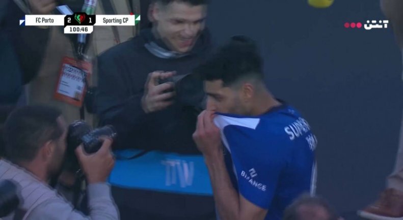 عکس| بوسه خاص طارمی پس از آخرین گل برای پورتو!