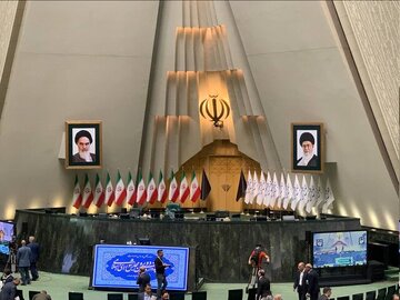 آغاز مراسم افتتاحیه مجلس دوازدهم /تصویر شهید رئیسی و وزیرخارجه شهید در صحن مجلس