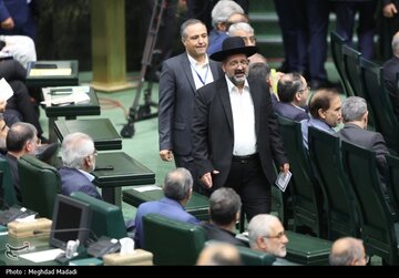 عکس |  حاشیه‌ای از اولین روز پارلمان، صف نمایندگان مجلس دوازدهم برای کارت‌زنی