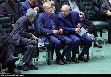 عکس | نگاه‌های ریز حداد عادل به علی لاریجانی در حال گفتگو با قاری قرآن