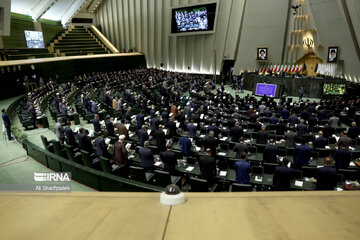 امضای لاریجانی در مراسم افتتاحیه مجلس+عکس