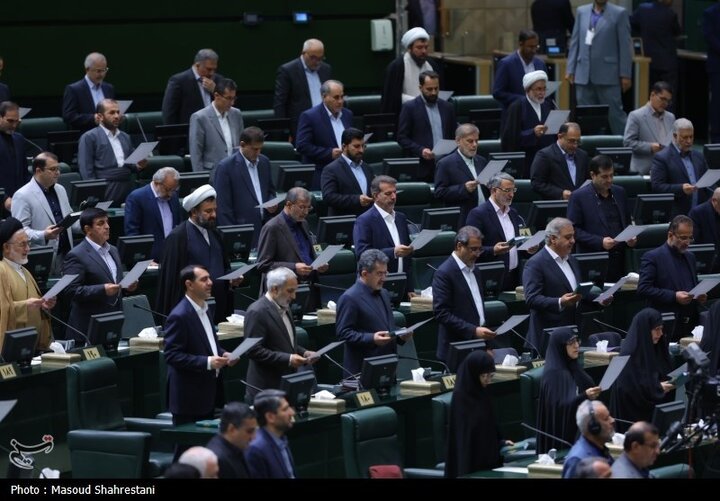 ببینید | بلند شدن تمام مقامات لشکری و کشوری از روی صندلی به محض شروع سرود جمهوری اسلامی در مجلس