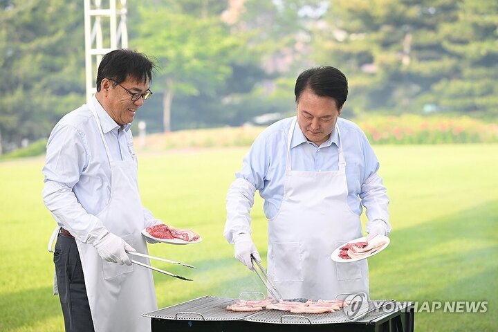 تصاویر | رئیس‌جمهور آشپز شد با پیش‌بند و ملاقه!