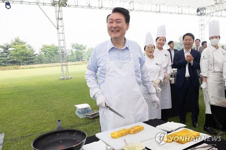 تصاویر | رئیس‌جمهور آشپز شد با پیش‌بند و ملاقه!