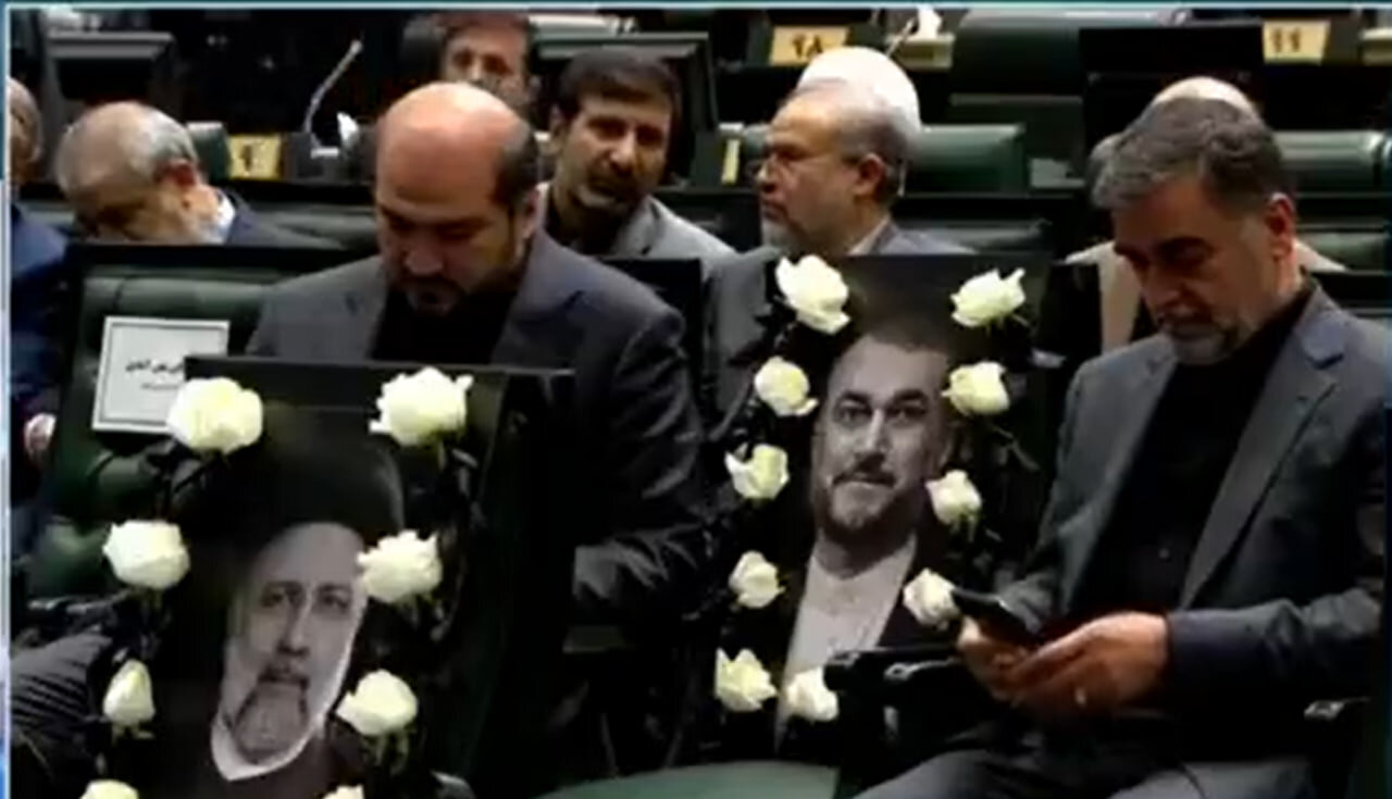 عکس | تصویری تلخ از قاب عکس سیاه شهیدان رئیسی و امیرعبداللهیان در مراسم افتتاحیه مجلس دوازدهم