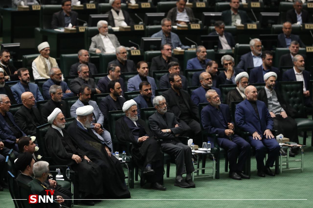 عکس | استایل متفاوت نشستن ناطق نوری در کنار حداد عادل در مراسم افتتاحیه مجلس؛ روسای ادوار در یک قاب