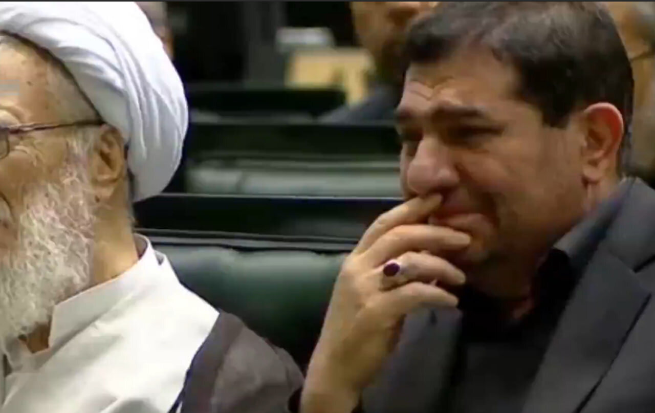عکس | بغض غم‌انگیز مخبر در حین تماشای کلیپی از شهید رئیسی در مجلس دوازدهم