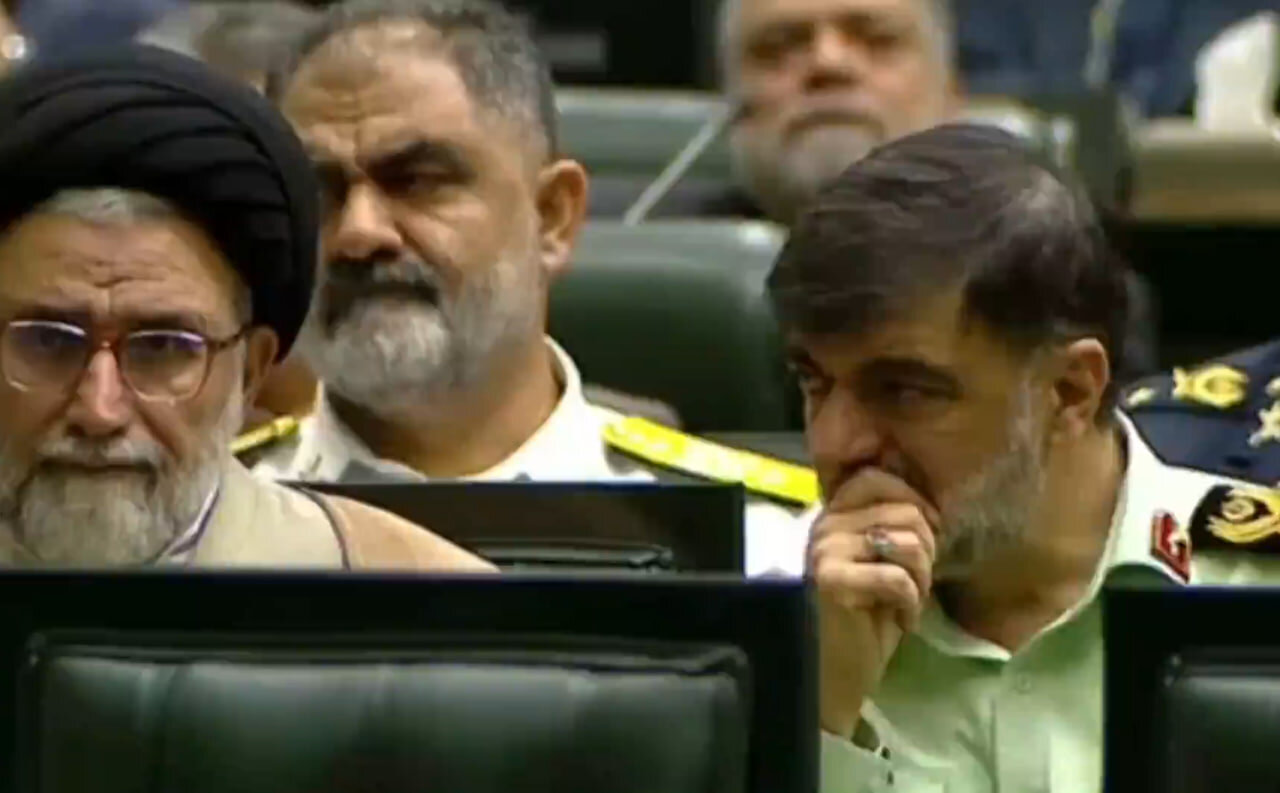 عکس | چهره درهم و گرفته سردار رادان حین تماشای کلیپی از شهید رئیسی در مجلس