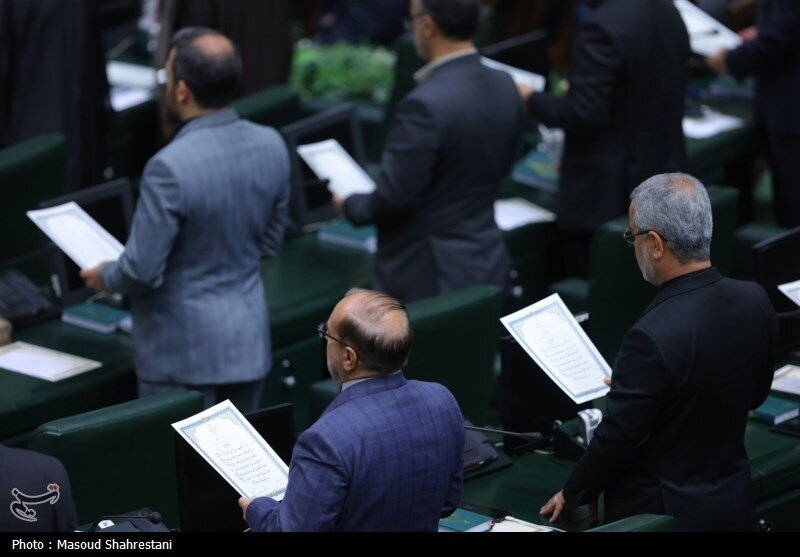 عکسی از قالیباف درحال ادای سوگند نمایندگی /منتخبان جدید به پا خواستند