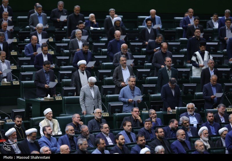 عکسی از قالیباف درحال ادای سوگند نمایندگی /منتخبان جدید به پا خواستند