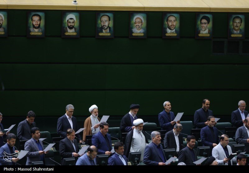 عکسی از قالیباف درحال ادای سوگند نمایندگی /منتخبان جدید به پا خواستند