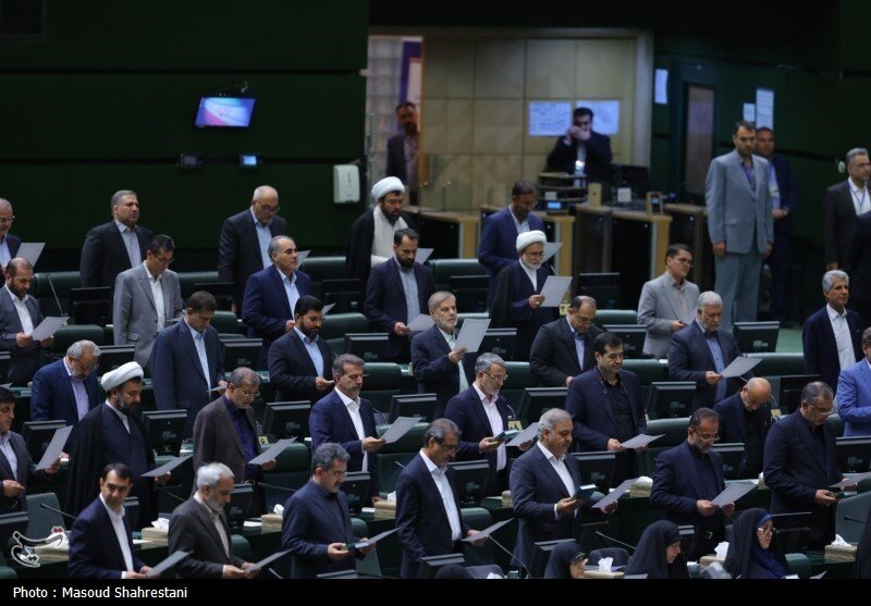 عکسی از قالیباف درحال ادای سوگند نمایندگی /منتخبان جدید به پا خواستند