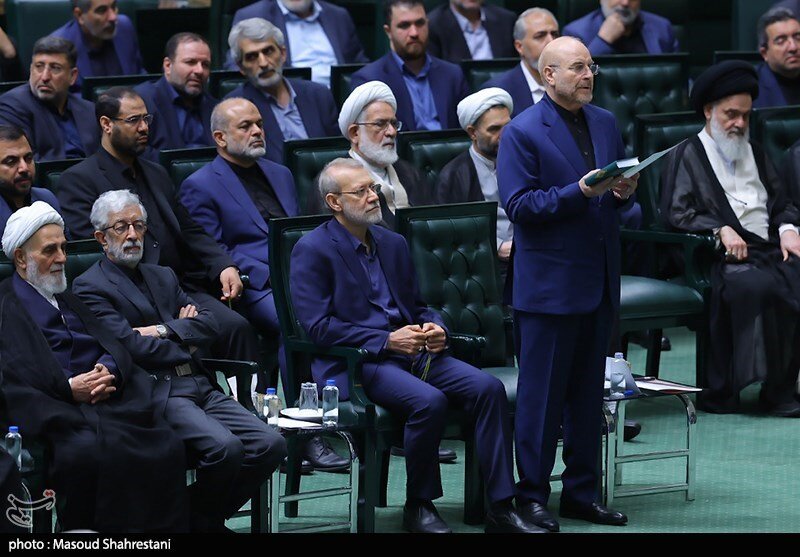 عکسی از قالیباف درحال ادای سوگند نمایندگی /منتخبان جدید به پا خواستند