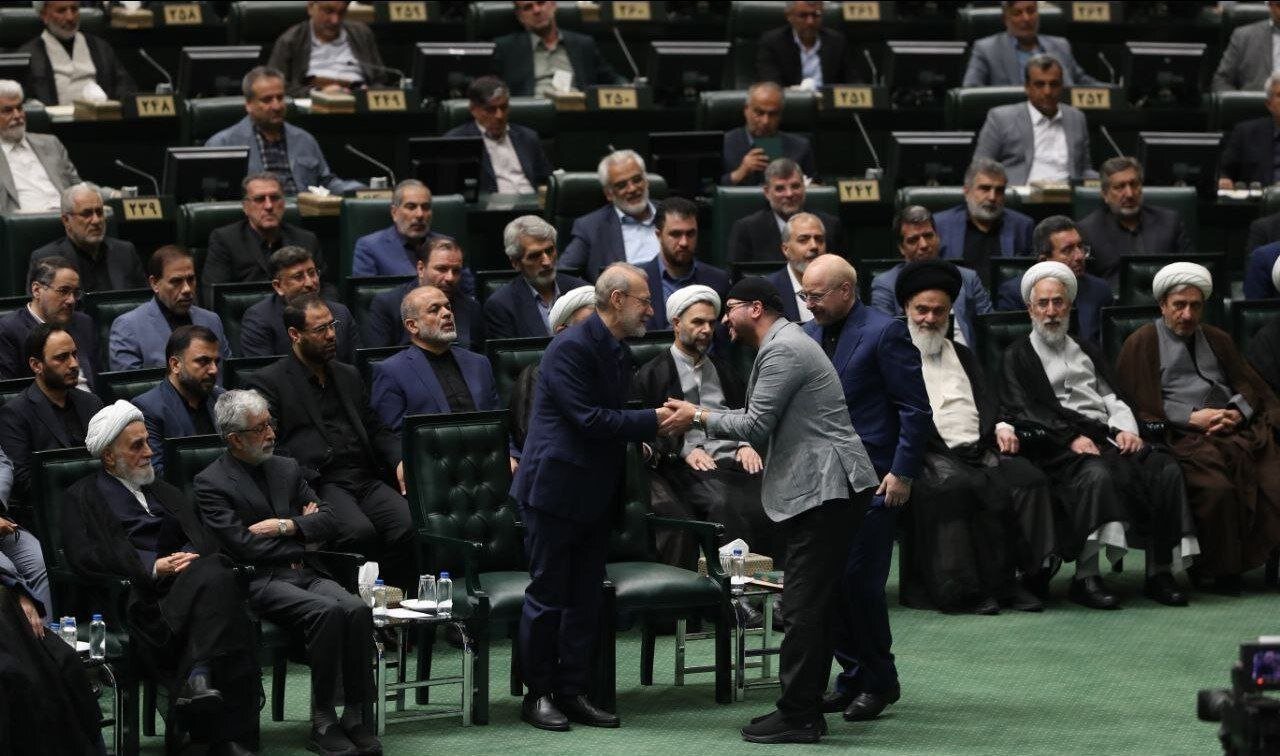 عکس | نگاههای ریز حداد عادل به علی لاریجانی در حال گفتگو با قاری قرآن