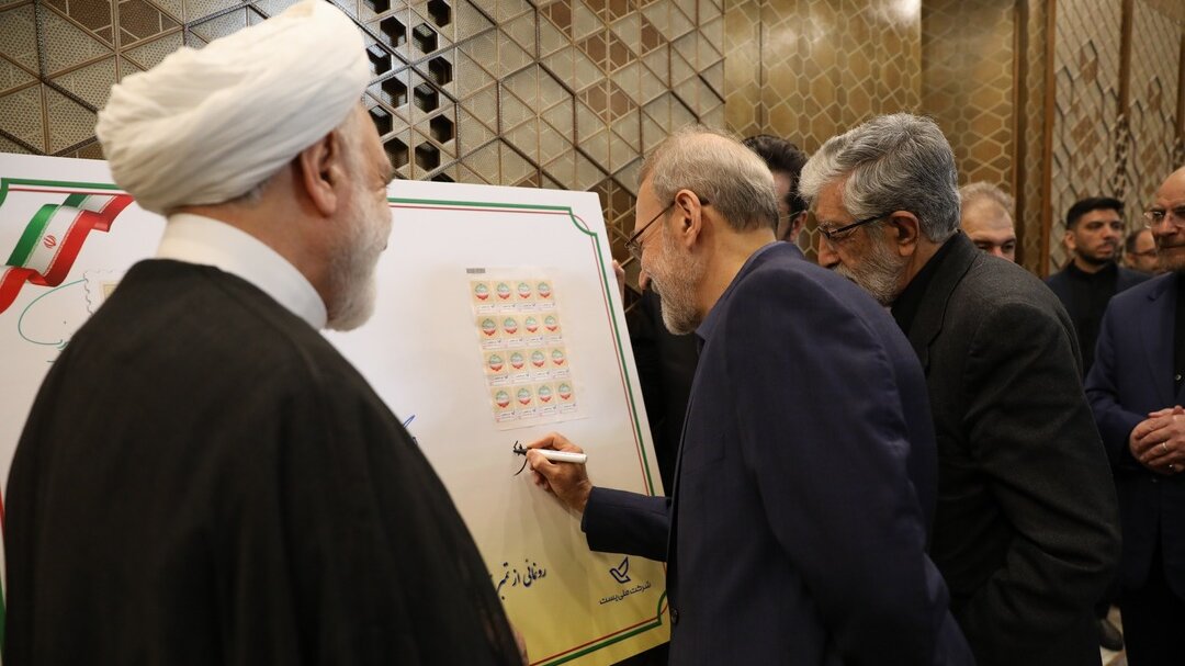 امضای لاریجانی در مراسم افتتاحیه مجلس+عکس