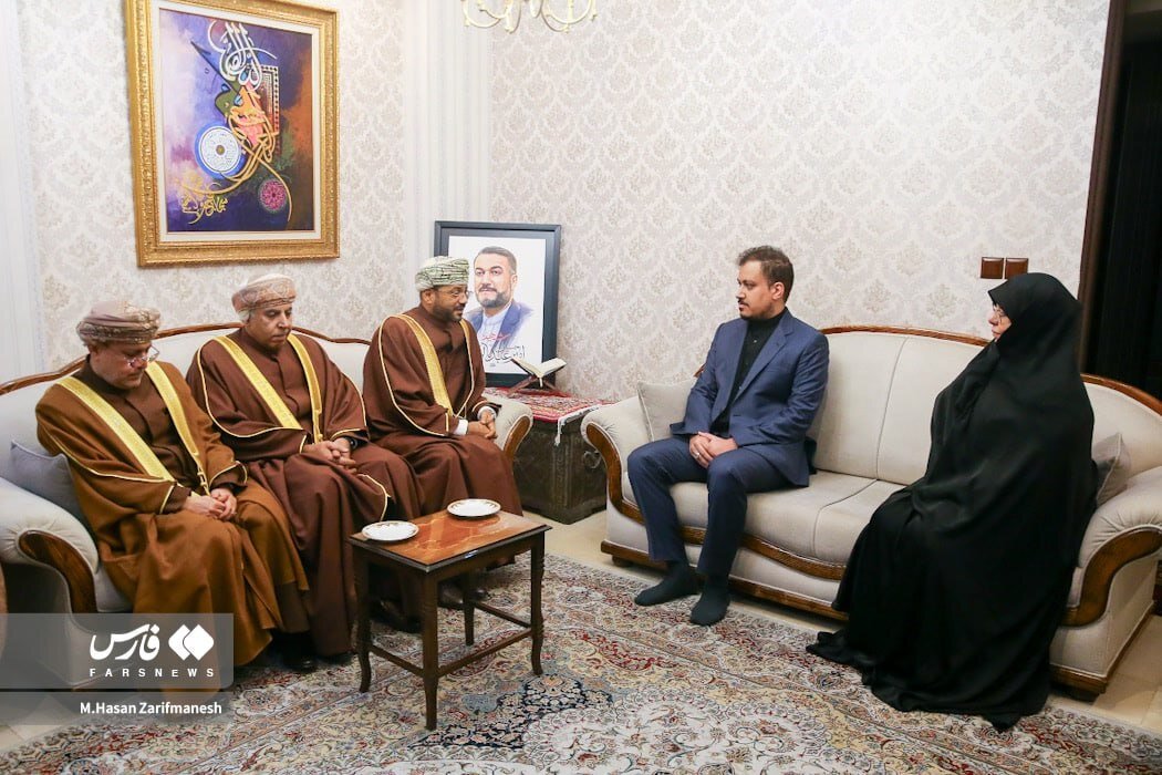 عکس | تصویری از وزیر خارجه عمان در منزل شهید امیرعبداللهیان