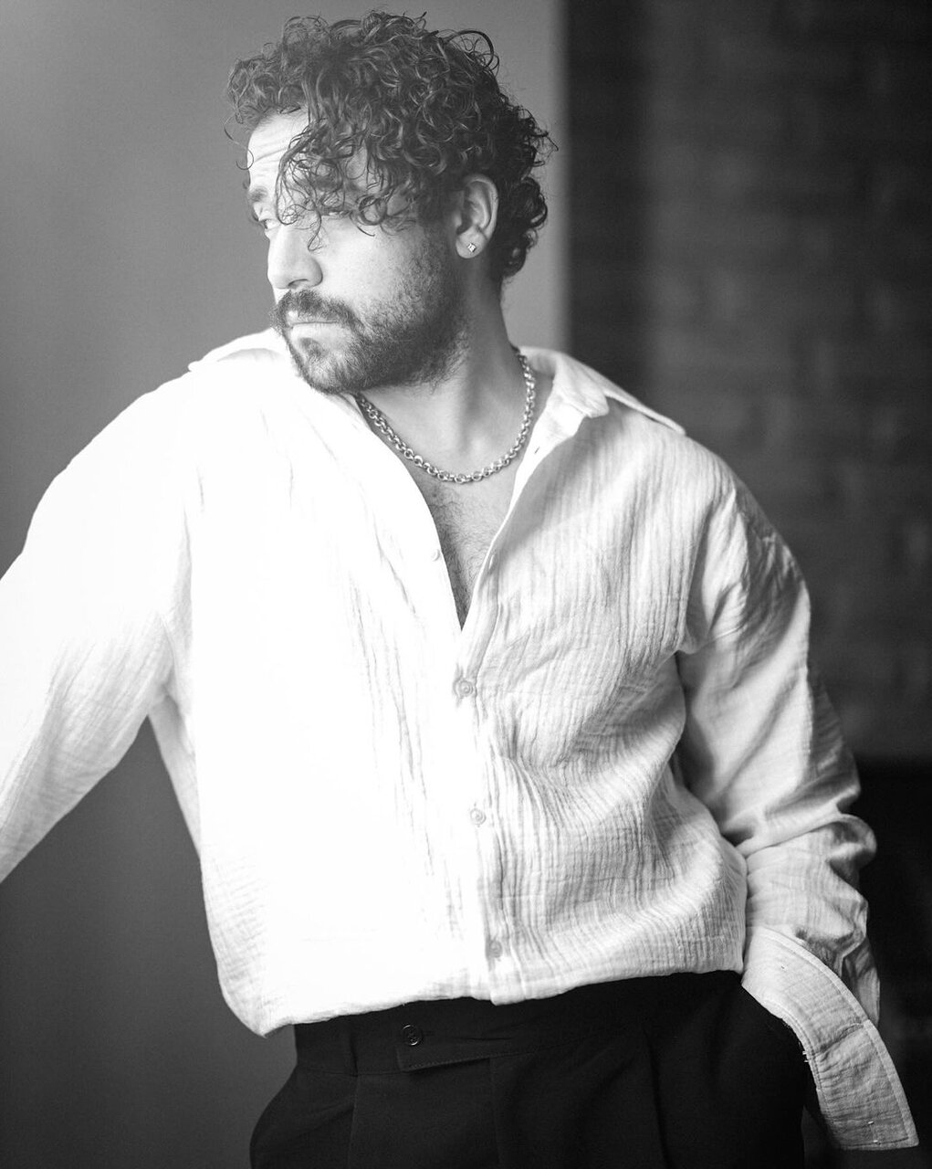 عکس | ژستهای هنری شروین حاجیپور در قاب سیاه و سفید