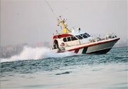 ببینید | لحظات دلهره‌آور از نجات ۱۱ سرنشین قایق غیرمجاز در آب‌های کیش