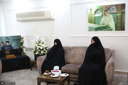عکس جدید از جمیله علم الهدی و دخترانِ عزادارش /عروس امام هم بود