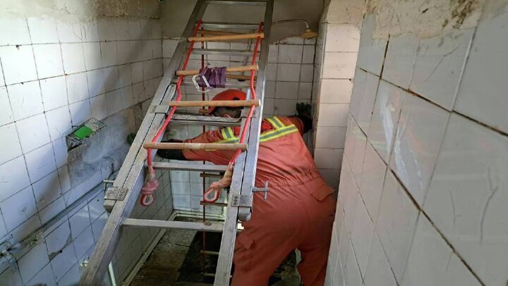 ببینید | اولین تصاویر از سقوط عجیب مرد جوان در چاه حمام در قزوین!