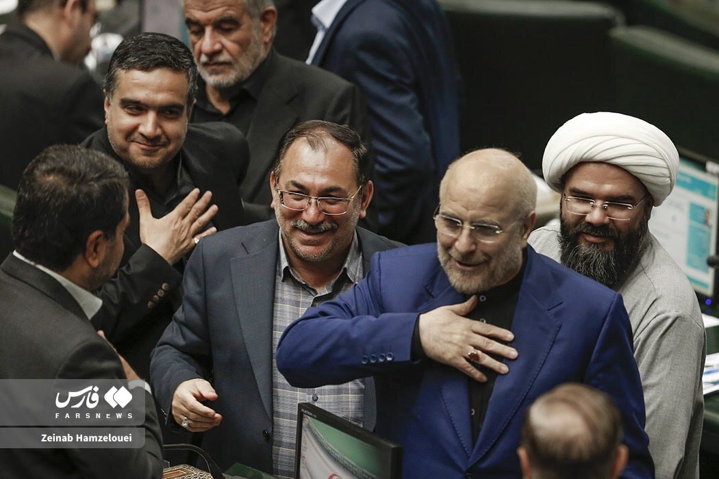 عکس | ادای احترام متفاوت قالیباف در صحن علنی مجلس