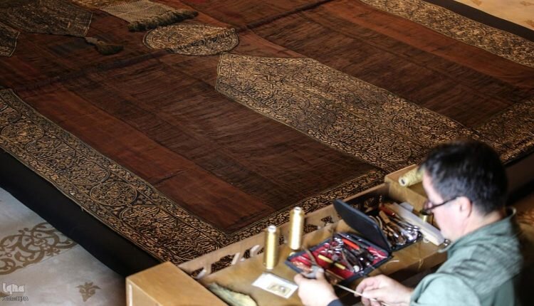 نگاهی به پرده تاریخی کعبه که ۵ قرن قدمت دارد نگاهی به پرده تاریخی کعبه که ۵ قرن قدمت دارد