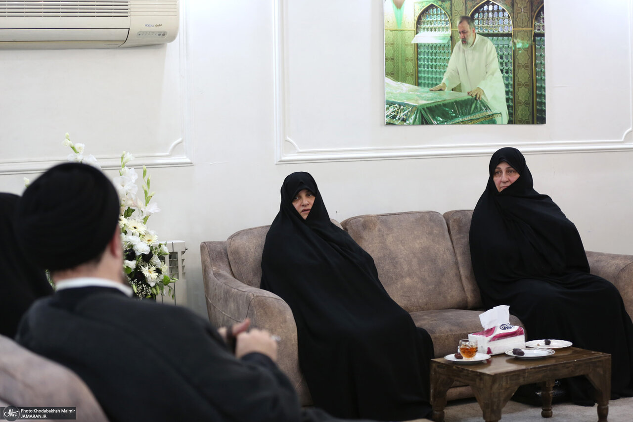 عکسی از سیدحسن خمینی و مادرش در منزل رئیسی /تسلیت به جمیله علم الهدی و فرزندانش