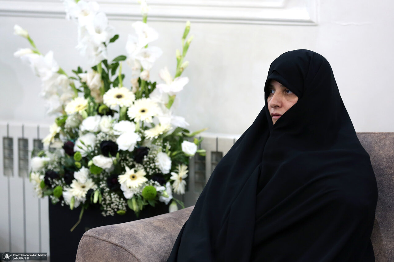 عکس جدید از جمیله علم الهدی و دخترانِ عزادارش /عروس امام هم بود