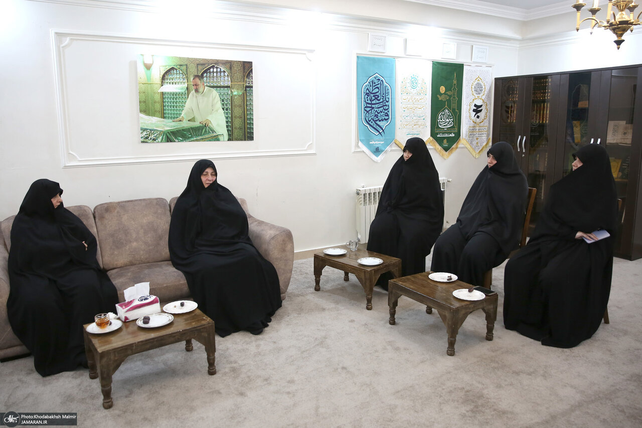عکس جدید از جمیله علم الهدی و دخترانِ عزادارش