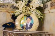 عکس | آخرین تصاویر از مزار شهید رئیسی در حرم امام رضا (ع)؛ قرآن‌خوانی یک خادم