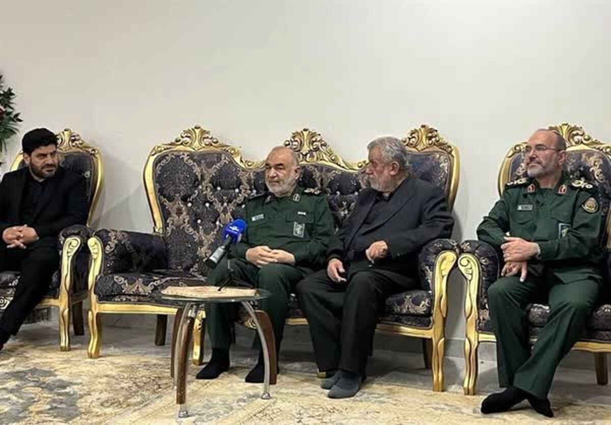 ببینید | تصاویری از حضور فرمانده کل سپاه در منزل پدری سرتیم حفاظت رئیس جمهور شهید