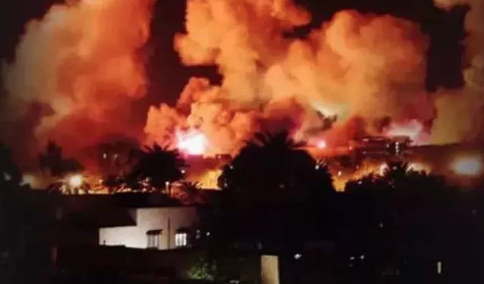 عکس | فوری؛ اولین تصویر از انفجار ۲ ساختمان آمریکایی و انگلیسی در عراق/ نیروهای امنیتی به خیابان آمدند