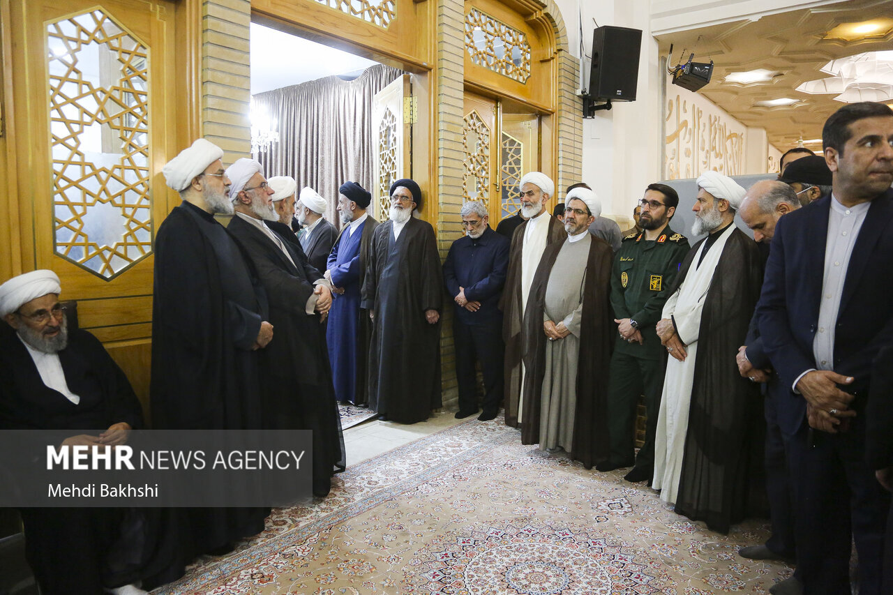 عکس هایی از سردار قاآنی درحال میزبانی از مهمانان مراسم مادر سیدحسن نصرالله