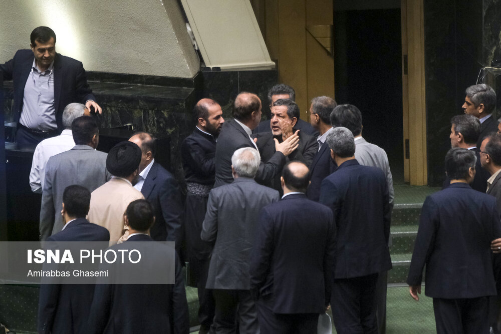 تصاویری از جدال نمایندگان در صحن علنی مجلس/ بحث تاجگردون با علیرضا سلیمی
