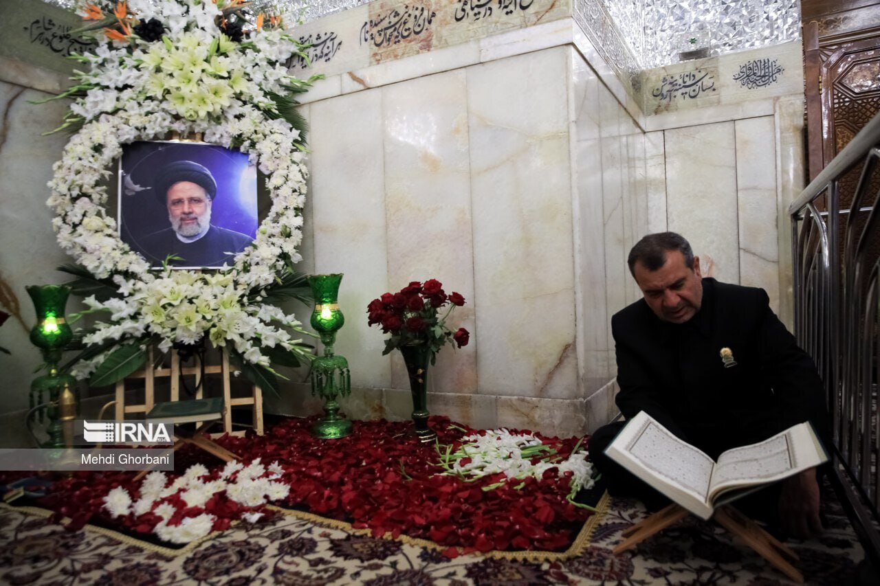 عکس | آخرین تصاویر از مزار شهید رئیسی در حرم امام رضا (ع)؛ قرآنخوانی یک خادم