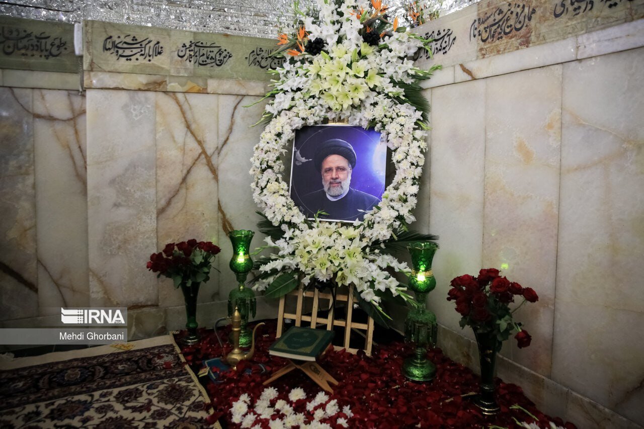 عکس | آخرین تصاویر از مزار شهید رئیسی در حرم امام رضا (ع)؛ قرآنخوانی یک خادم