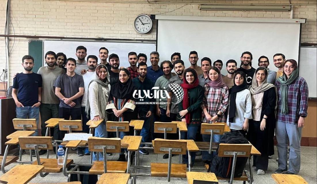 عکس| عادل فردوسیپور و شاگردانش در دانشگاه شریف