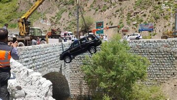 سقوط پرادو به داخل رودخانه کرج / عکس