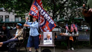 عکس | طرح جالب کفش یکی از هواداران دونالد ترامپ در مقابل دادگاه